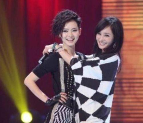 娱乐吃瓜女星看秀争座位,吃瓜女星看秀争座位背后的恩怨情仇