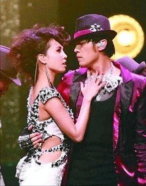 娱乐吃瓜女星敬酒,吃瓜群众直呼精彩！