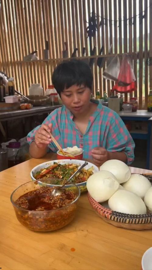 娱乐吃瓜酱摆摊,娱乐吃瓜酱的美食传奇